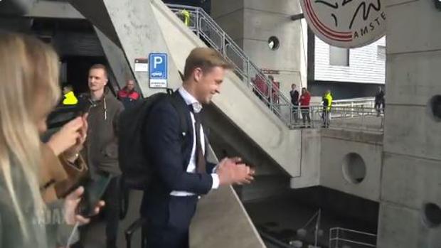 La espectacular despedida de los hinchas del Ajax de Amsterdam a De Jong