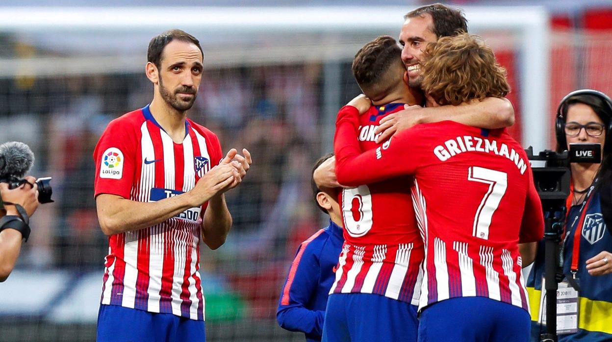 Juanfran aplaude durante la emotiva despedida a Godín