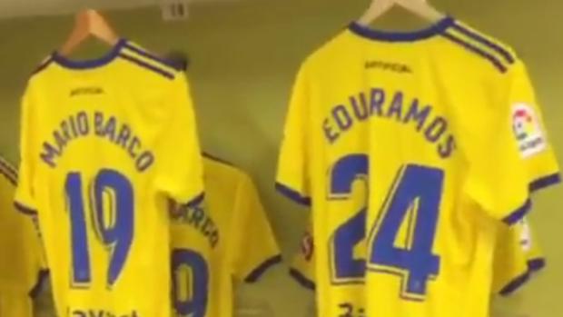 Vídeo: El vestuario del Cádiz CF vela armas al son del Capitán Veneno