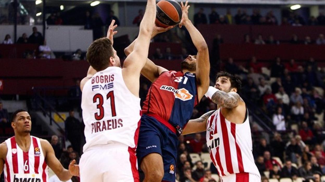 Olympiacos y Baskonia en un partido de Euroliga de la presente temporada