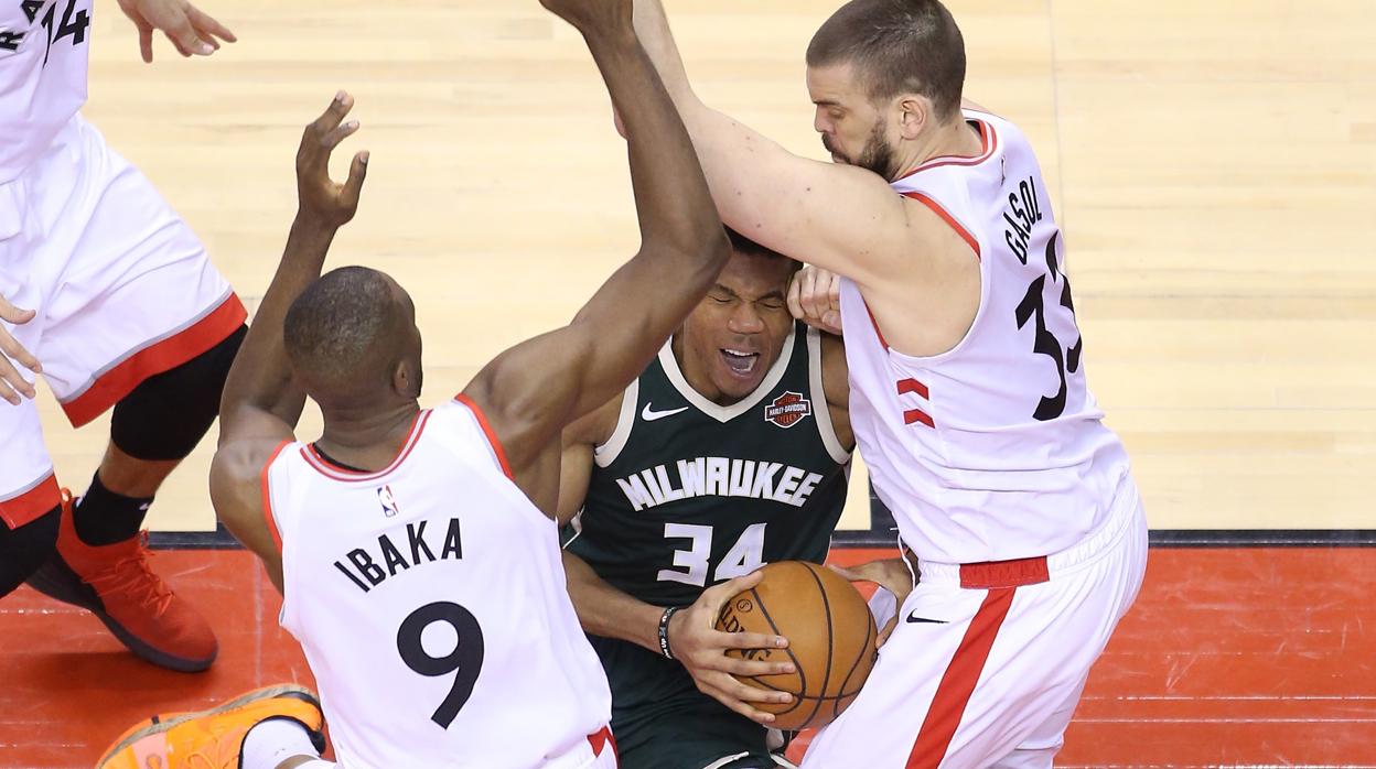 Marc Gasol e Ibaka, gigantes en defensa