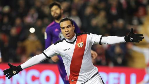 Raúl de Tomás celebrando uno de sus goles en la presente campaña