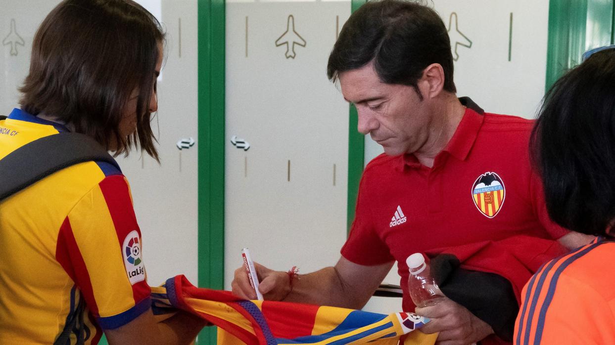 Marcelino firma autógrafos a su llegada al aeropuerto de Jerez.