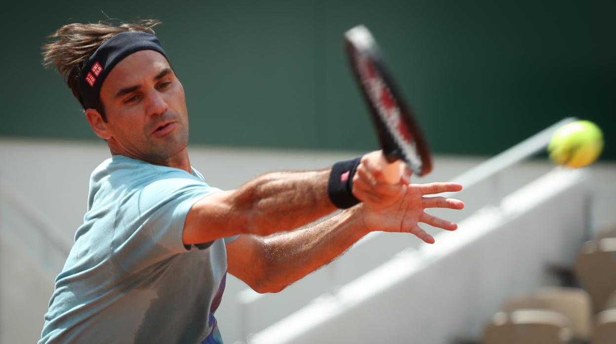 Roger Federer en un enternamiento en París