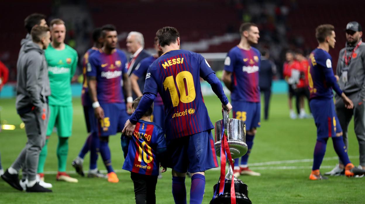 Lionel Messi con la Copa del Rey del año pasado