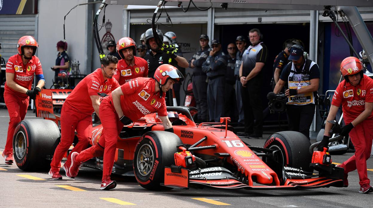 Pole de Hamilton en otro esperpento de Ferrari