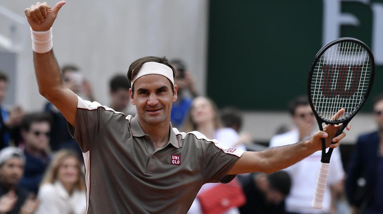 Federer triunfa en su retorno a la tierra de París