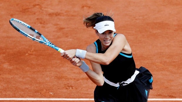 Muguruza reacciona y evita el desastre en su estreno en París