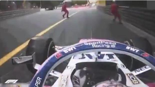 Checo Pérez evitó una tragedia al esquivar a dos comisarios