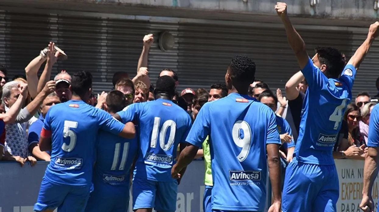 Los jugadores del Fuenlabrada celebran un gol ante el Recreativco