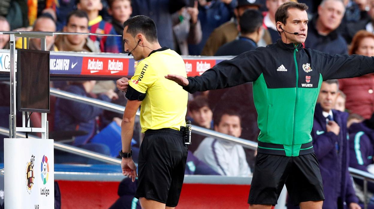 Un árbitro acude al VAR en el Camp Nou