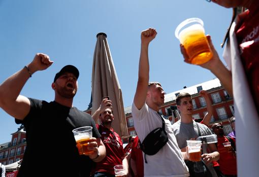 Aficionados del Liverpool y del Tottenham se dan cita en Madrid en la víspera de la final de la Liga de Campeones