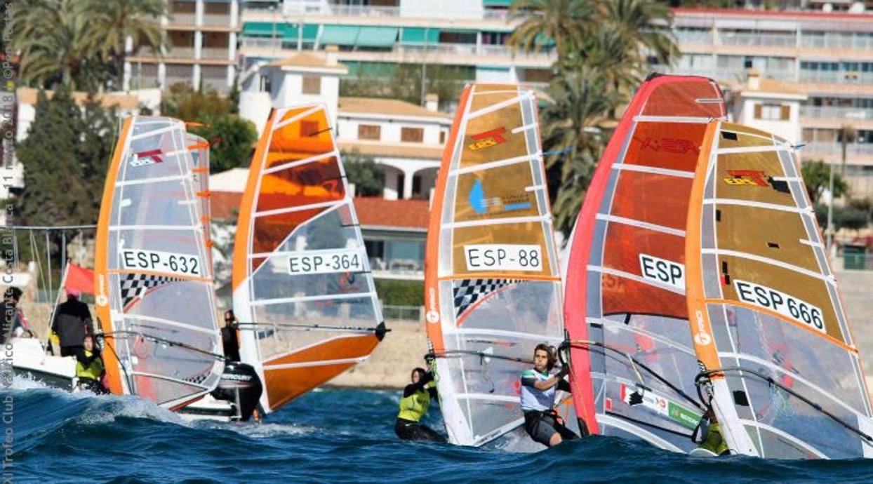 El Autonómico de Windsurf, Gran Premio Honda juega en Santa Pola