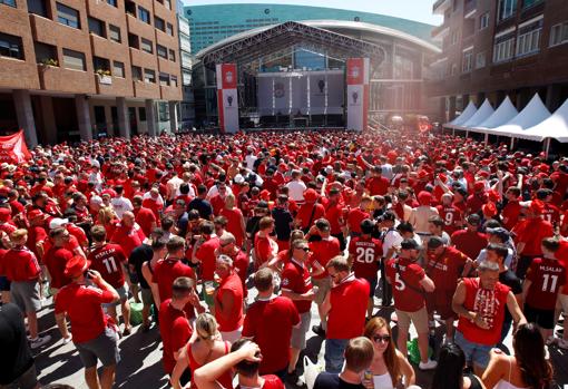 Fiesta sin horarios, decibelios altos y optimismo en la «fan zone» del Liverpool