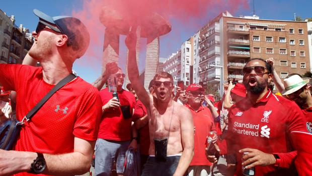 Fiesta sin horarios, decibelios altos y optimismo en la «fan zone» del Liverpool