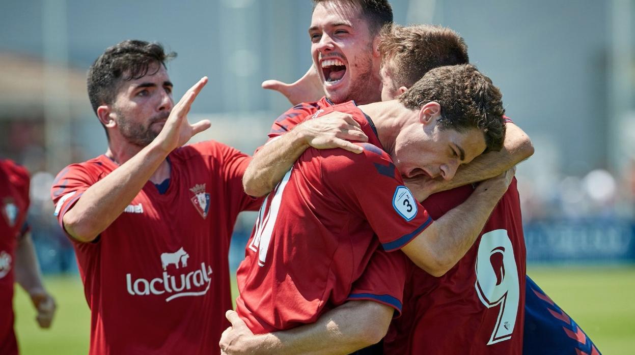 Los jugadores del Osasuna B celebran el ascenso a Segunda B