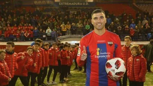 José Antonio Reyes, con la camiseta de su actual club, el Extremadura