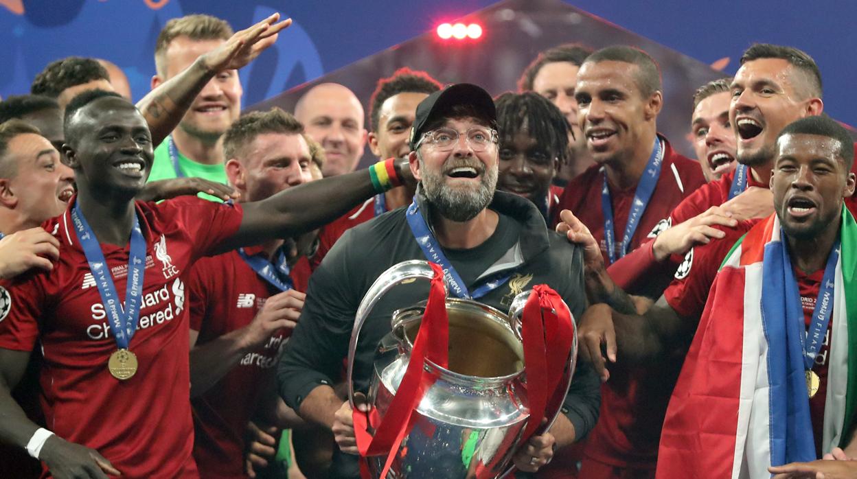 Klopp levanta la copa de campeón