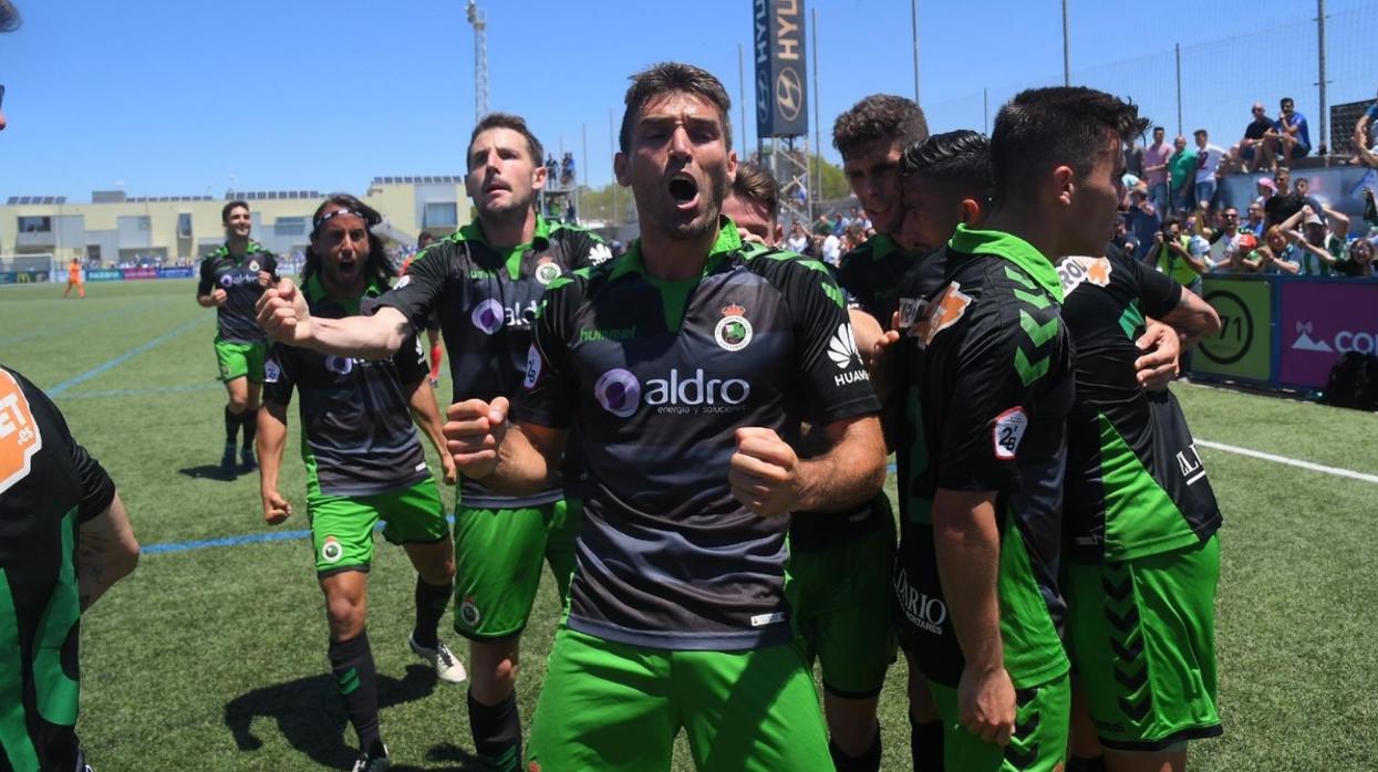 Los jugadores del Racing de Santander celebran el ascenso ante el Atlético Baleares