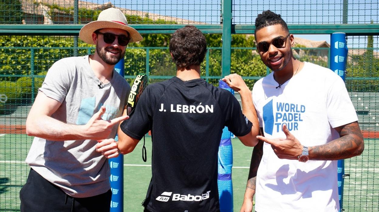 Joe Harris y D'Angelo Russell posan junto a Juan Lebrón durante el partido