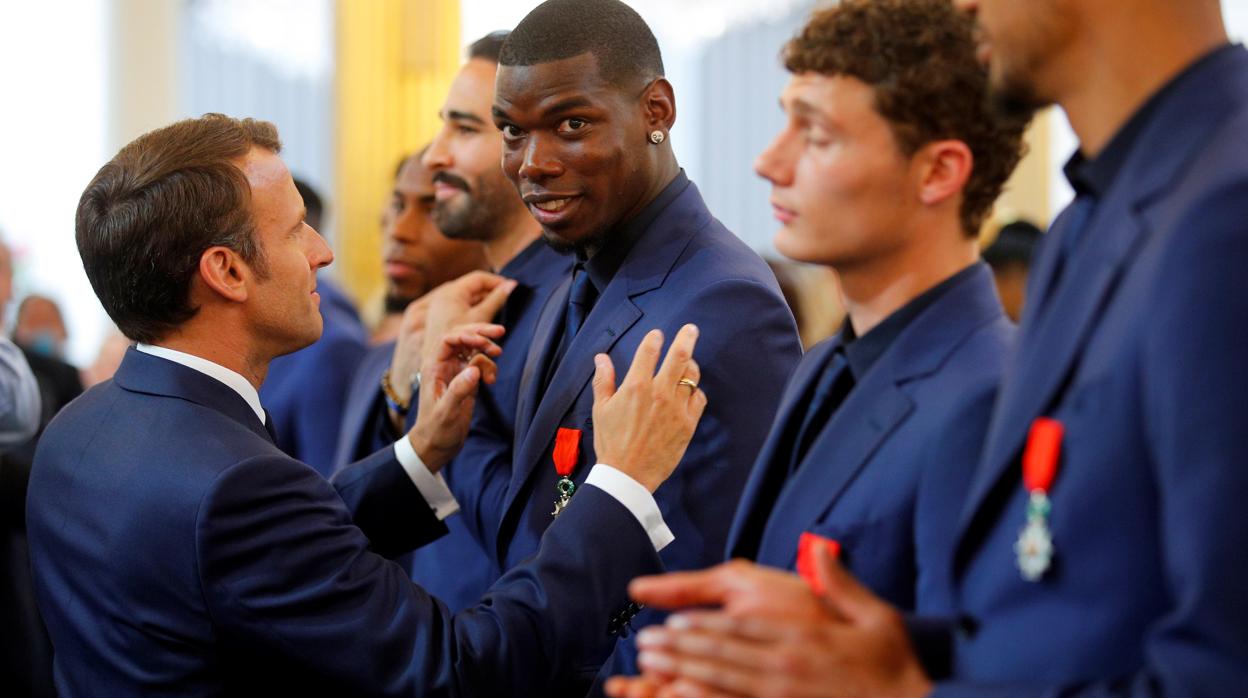 Macron, con los jugadores de la selección francsa
