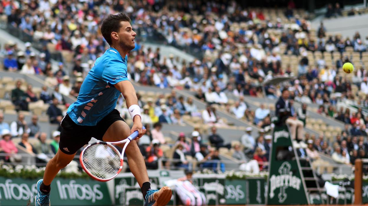 Dominic Thiem golpeando una bola en Roland Garros ante Djokovic