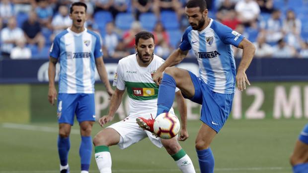 El Málaga golea y espera al Deportivo en el camino hacia Primera