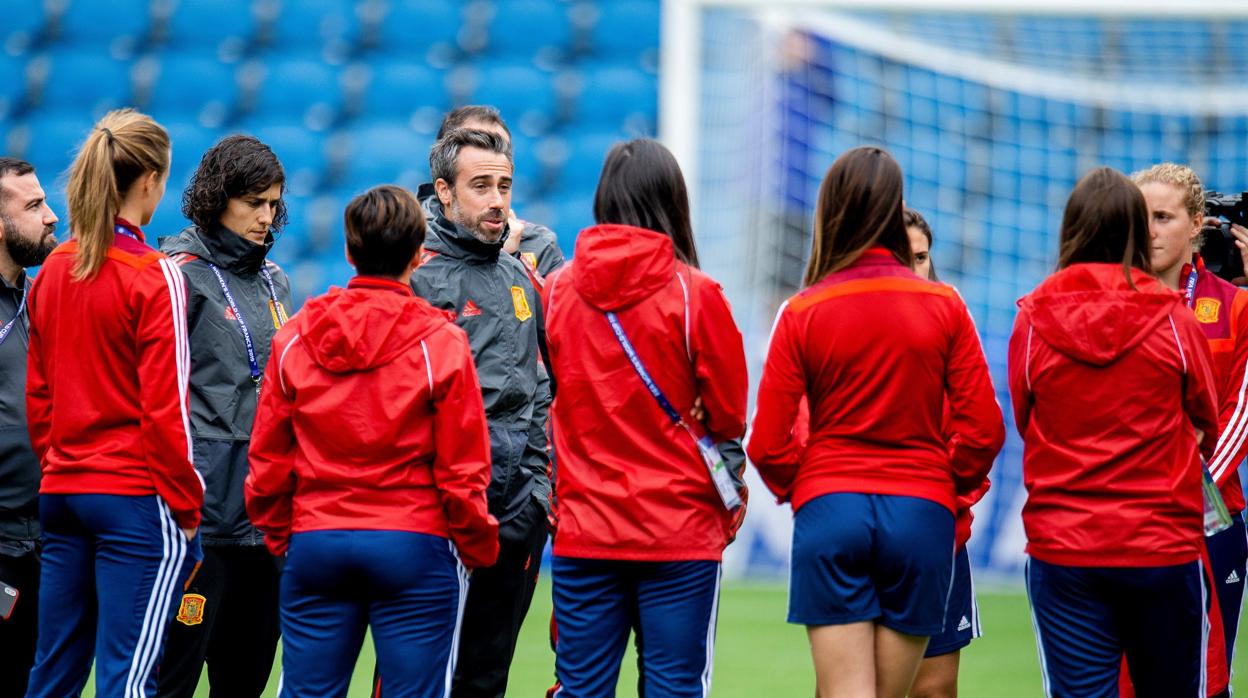 Vilda, con las jugadoras de la selección