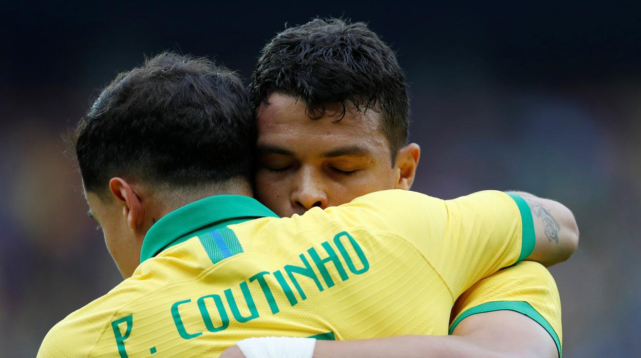 Coutinho celebra un gol abrazado a Thiago Silva