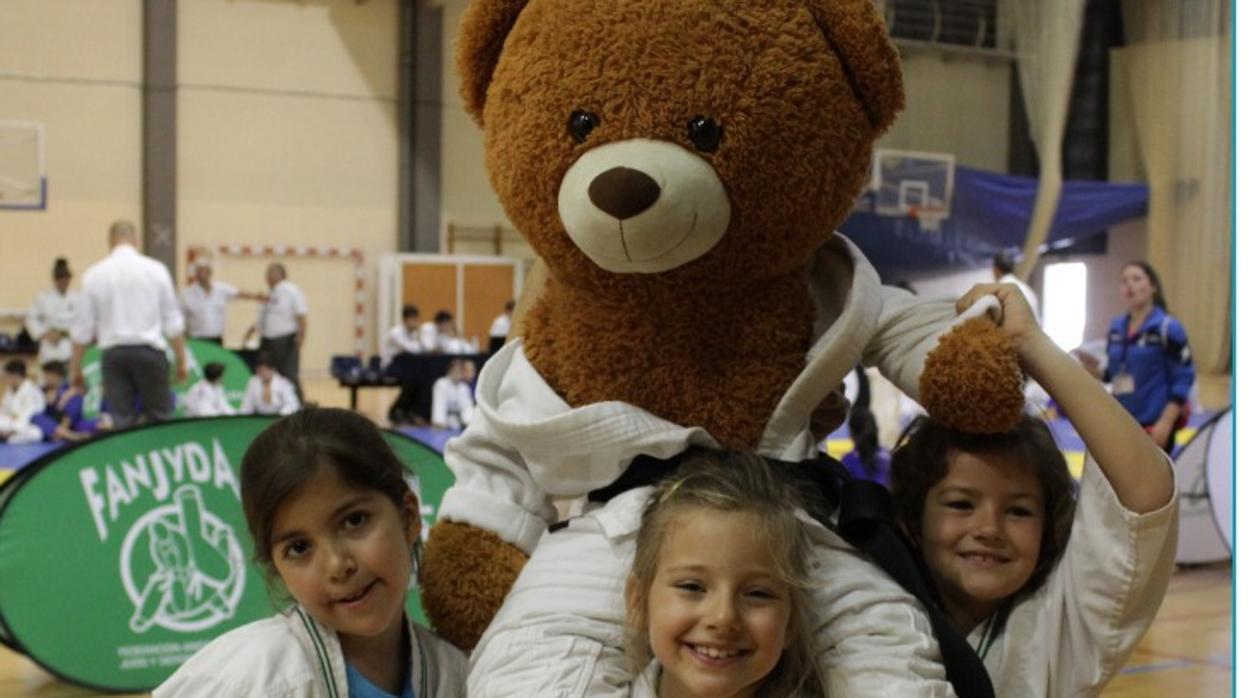 Jóvenes judokas gaditanas en el encuentro provincial.