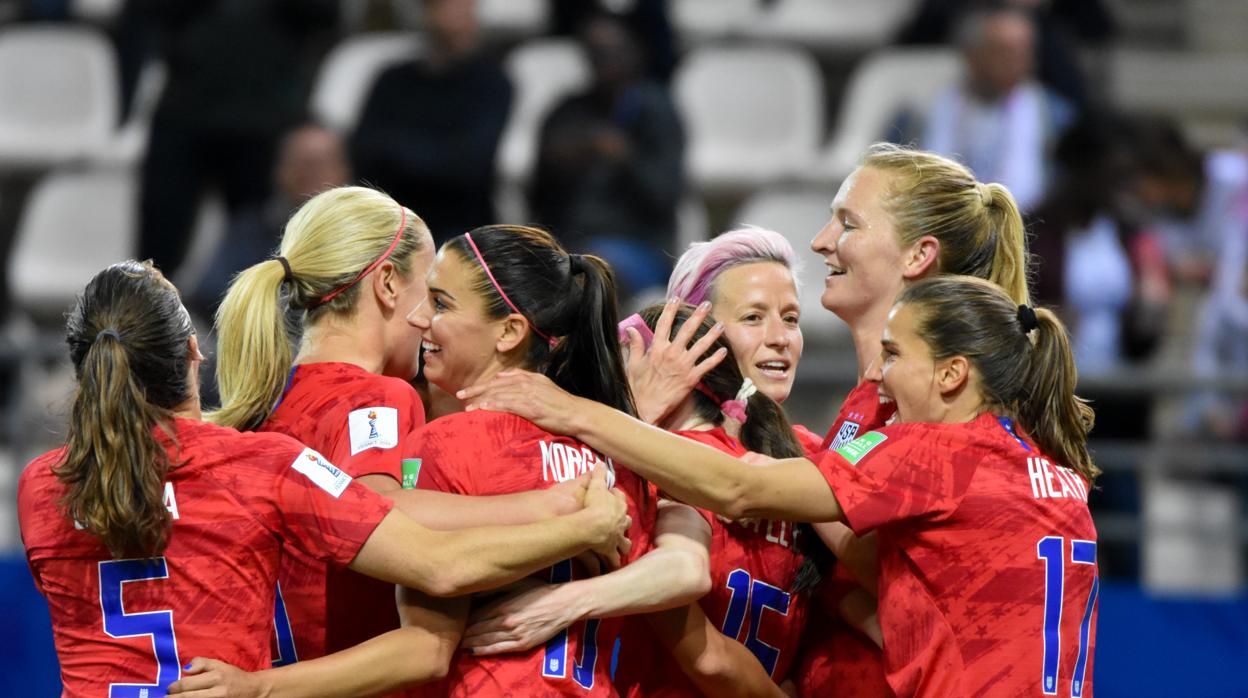 Estados Unidos celebrando uno de los goles frente a Tailandia