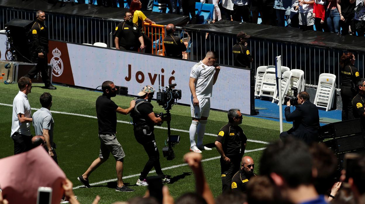 Luka Jovic se besa el escudo del Real Madrid durante su presentación