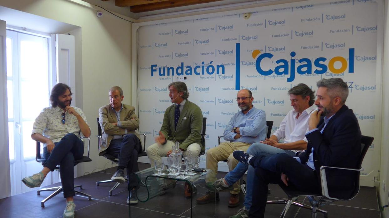 Fernando Pérez moderó la tertulia en la Fundación Cajasol