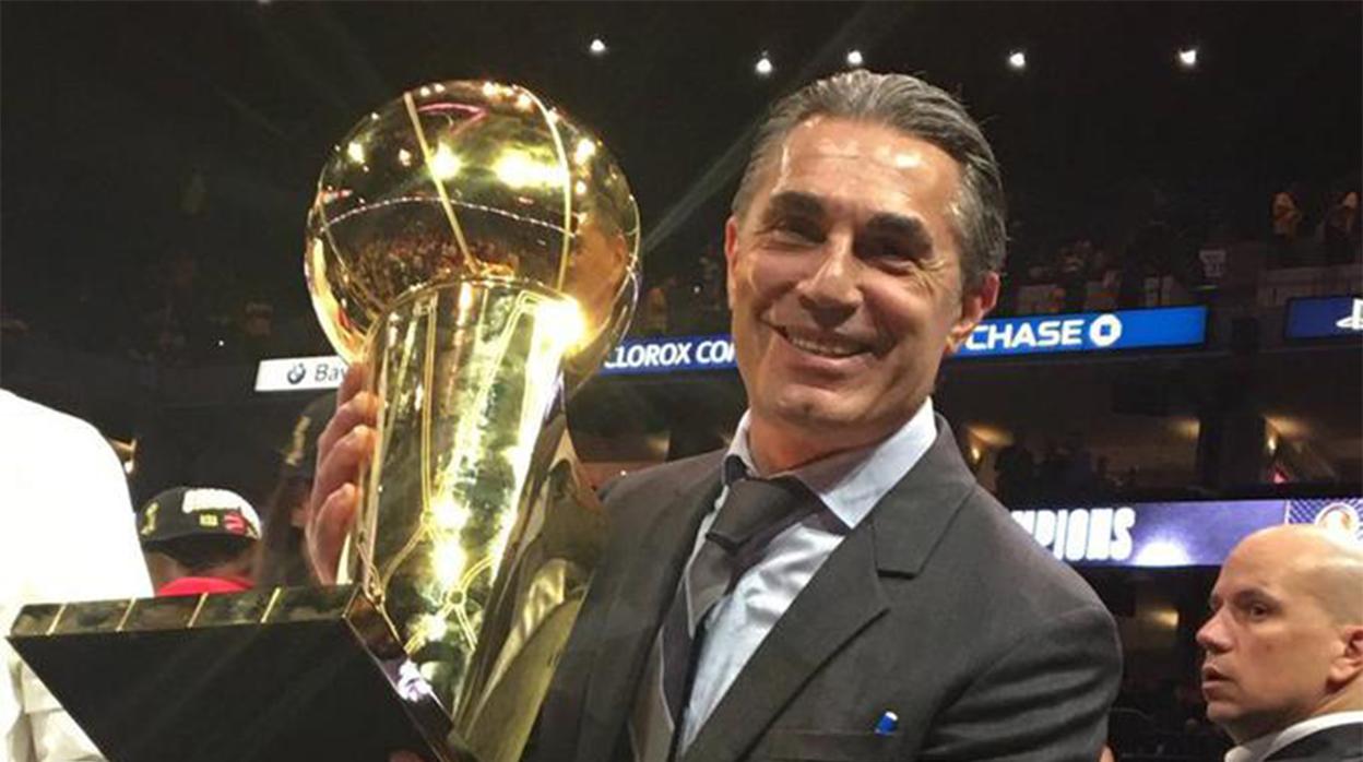 Sergio Scariolo, con el trofeo de campeón de la NBA