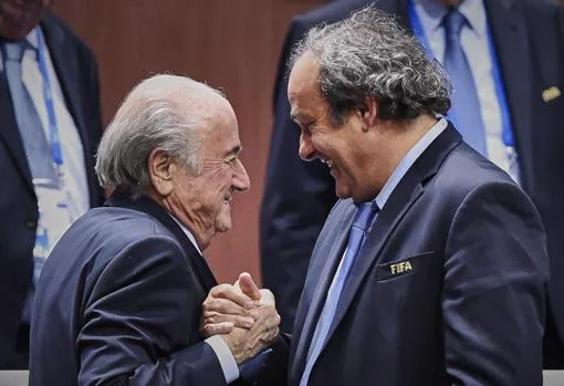 Joseph Blatter, junto a Michel Platini, en 2015