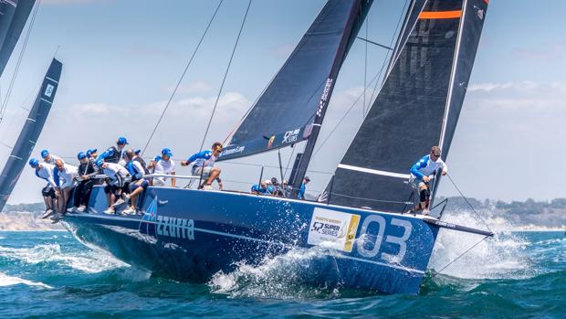 Azzurra toma el mando en Puerto Sherry