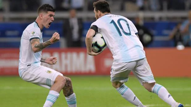 El VAR y Messi evitan otra debacle de Argentina
