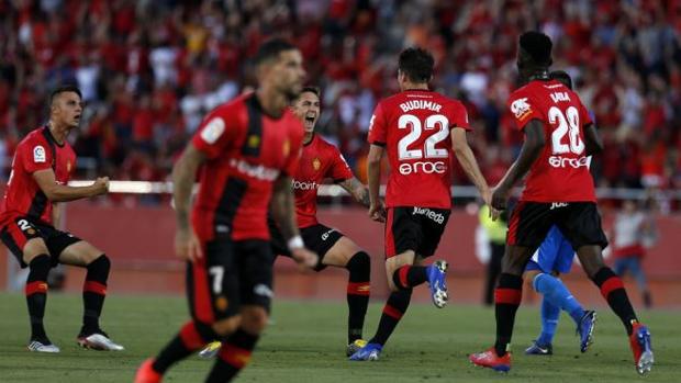 El Mallorca firma una gran remontada y asciende a Primera a costa del Deportivo