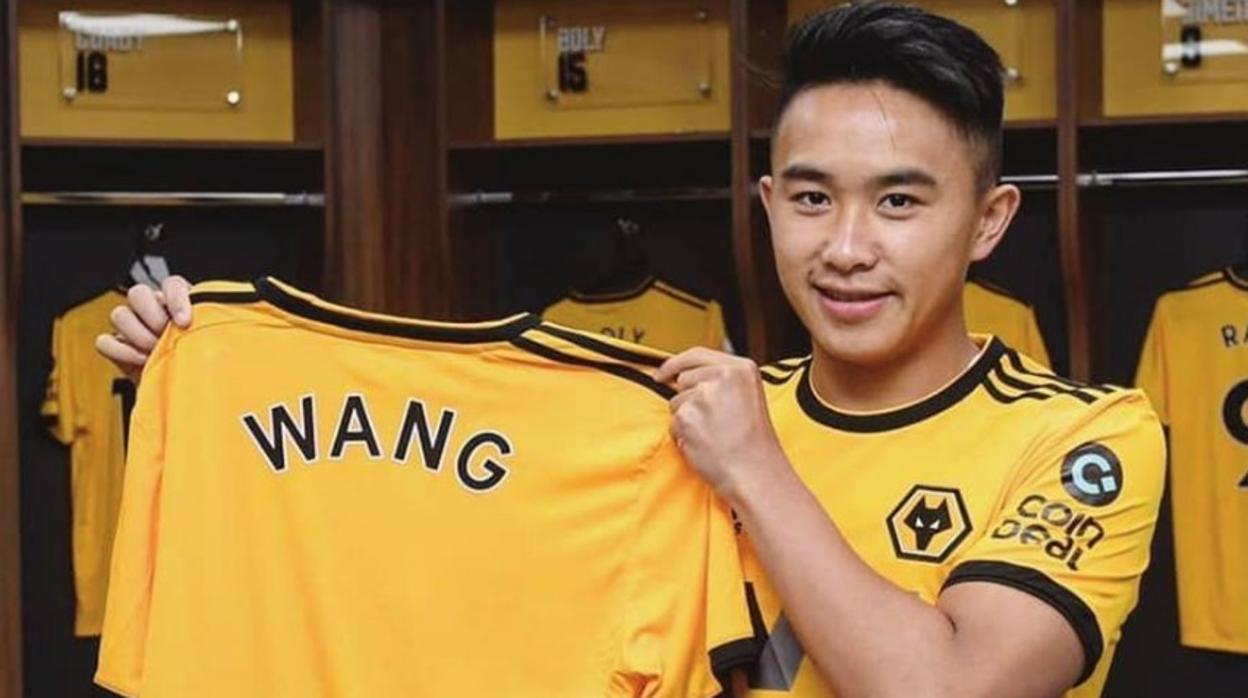 David Wang posando con la camiseta del Wolverhampton el día del anuncio de su fichaje