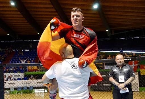 Antoni Martí celebra su victoria frente al actual campeón del mundo