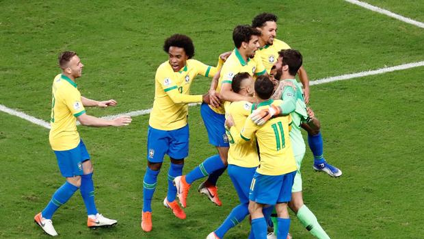 Brasil, en semis gracias a los once metros