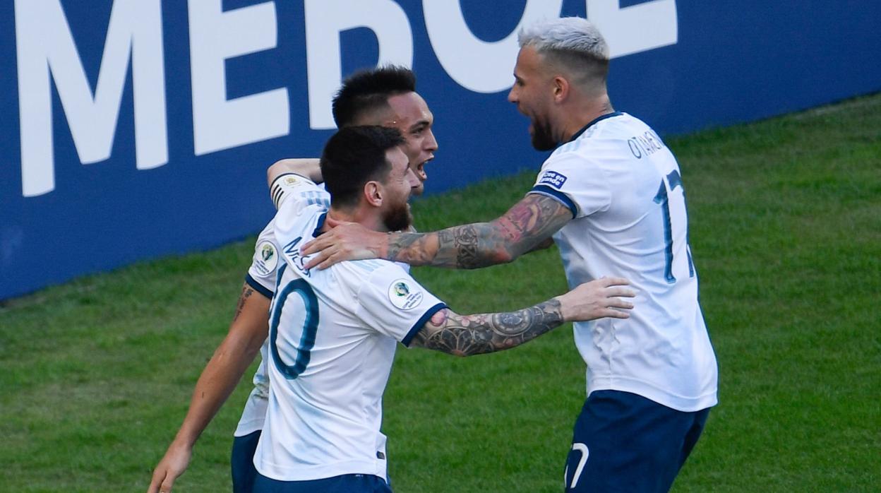 Messi y Otamendi celebran con Lautaro su gol ante Venezuela