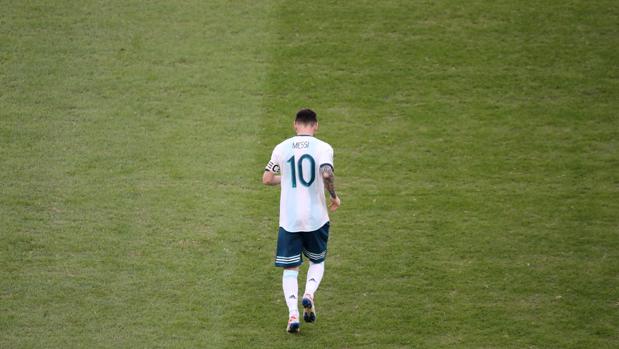 Messi carga contra el césped: «Es una vergüenza que estemos jugando con esta cancha»