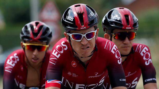 Geraint Thomas evitó la caída por poco