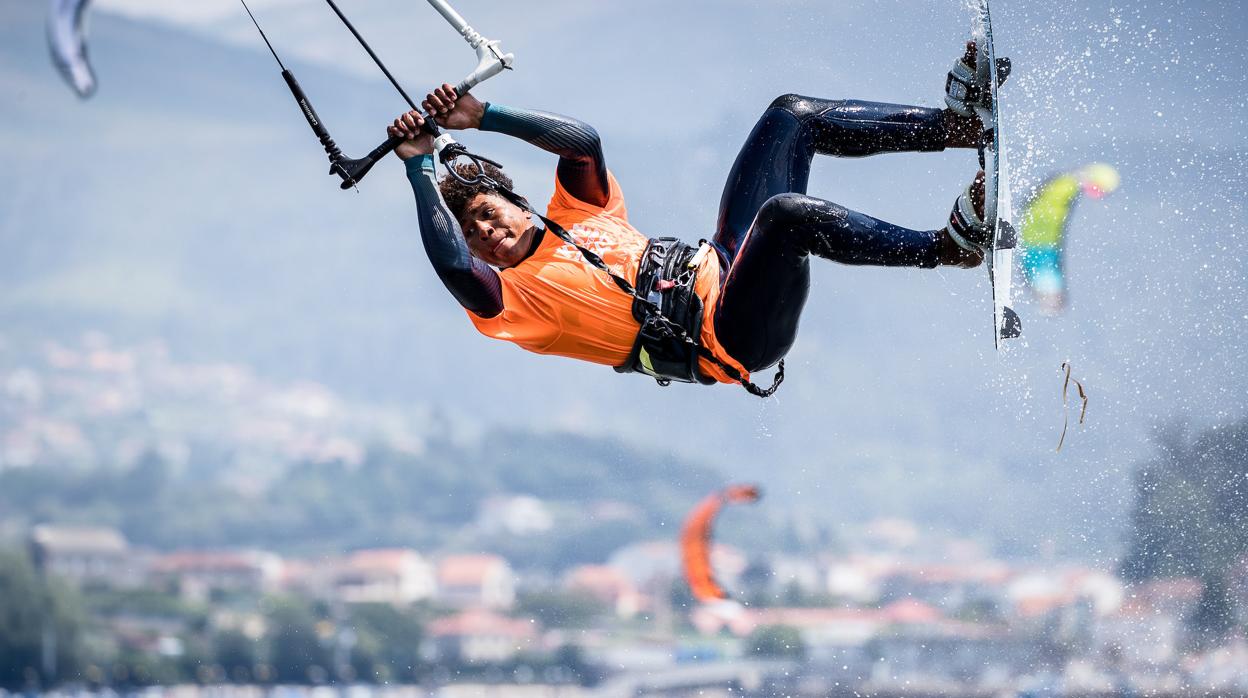 Un espectáculo de saltos y maniobras de kitesurf ponen el broche final al II KiteFest Cesantes