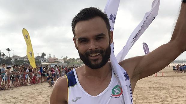 Samuel Gómez se adjudica la XVIII Carrera Popular Playa de La Barrosa