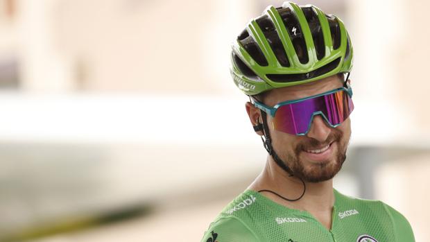 La última excentricidad de Sagan: se pone a firmar autógrafos en plena subida a un puerto