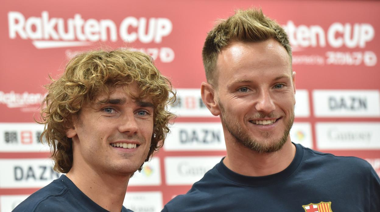 Griezmann y Rakitic durante un acto promocional del Barcelona en Japón