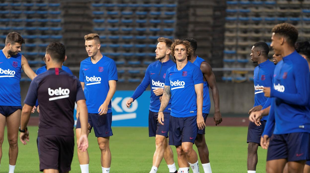 El Barcelona se entrena en Japón