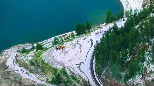 Una tormenta de granizo obliga a suspender la etapa y crea el caos en el Tour